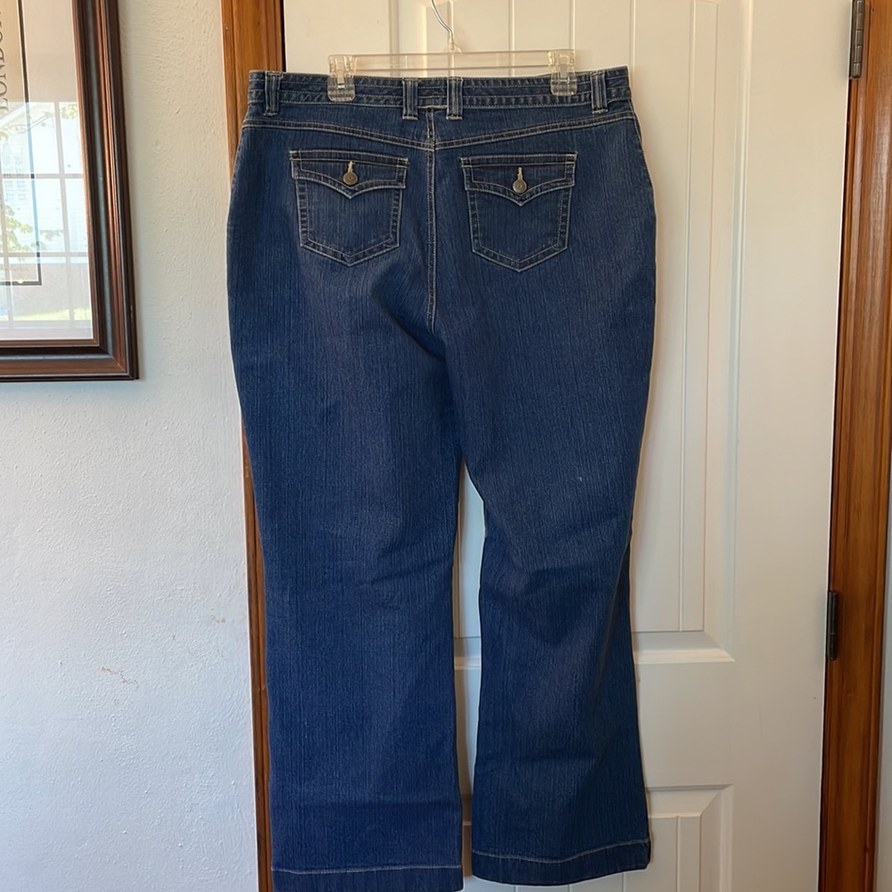 Great bootcut jeans with unique detail